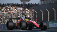 Pembalap Ferrari asal Inggris, Lewis Hamilton, melaju selama sesi kualifikasi sprint menjelang Grand Prix Formula Satu China di Sirkuit Internasional Shanghai di Shanghai pada 13 Maret 2026. (GREG BAKER/AFP)