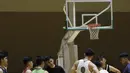 Para pebasket junior West Bandits mendengarkan instruksi saat latihan di Hall Basket Hawks BSD, Tangerang, Senin (21/10). Meski klub amatir, West Bandits serius melakukan pembinaan usia muda. (Bola.com/Vitalis Yogi Trisna)