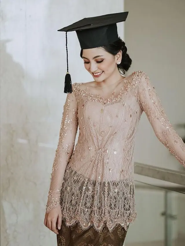 Cantiknya Valerie Tifanka Saat Diwisuda, Ceria Banget