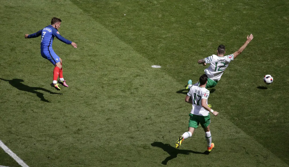 Pemain Prancis, Antoine Griezmann (kiri) saat mencetak gol ke gawang Rep. Irlandia pada babak 16 besar Piala Eropa 2016 di Stade de Lyon, Lyon, Minggu (26/6/2016). (EPA/Mast Irham)