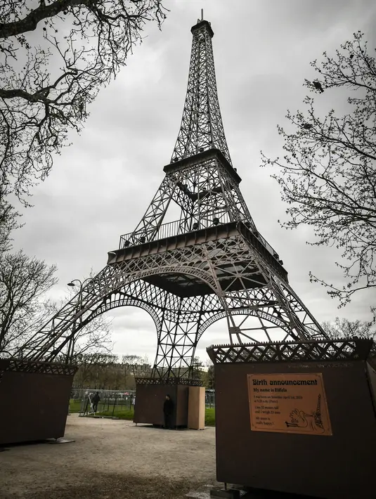 Karya tersebut dirakit di wilayah Vendée di Prancis barat dan dibawa ke ibu kota. (Photo by STEPHANE DE SAKUTIN / AFP)