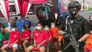 Polisi bersenjata menjaga tersangka saat pemusnahan hasil pengungkapan kasus narkoba di Mapolda Metro Jaya, Rabu (3/2/2021). Polisi berhasil menangkap 24 orang tersangka. (Liputan6.com/Herman Zakharia)