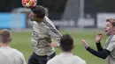 Pemain Ajax Amsterdam, Nicolas Tagliafico, menyundul bola saat melakukan sesi latihan jelang laga semifinal Liga Champions di Stadion Johan Cruyff, Rabu (8/5). Ajax Amsterdam akan berhadapan dengan Tottenham Hotspur. (AP/STR)