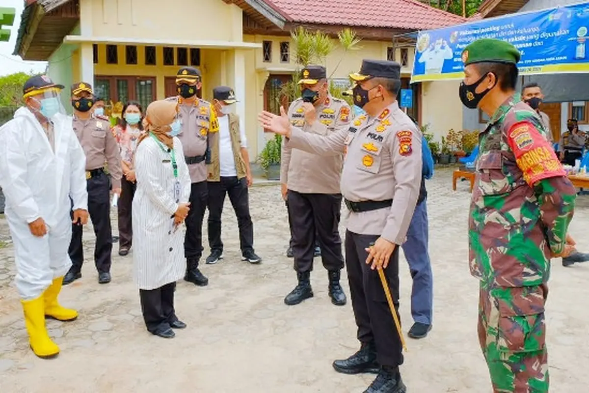 Pengecekan oleh kepolisian di posko PPKM mikro di Pekanbaru beberapa waktu lalu.