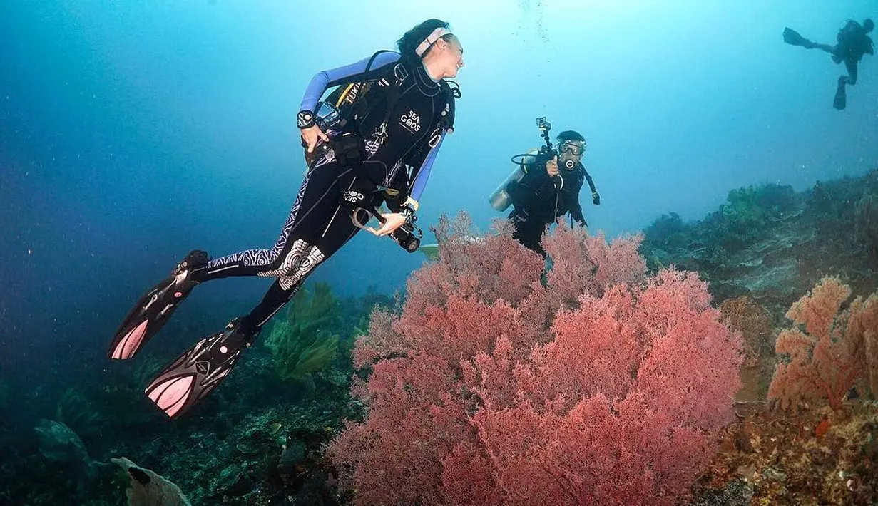 "Yeah.. you got me!" tulis Nadine Chandrawinata sebagai keterangan foto. Meskipun sedang menyelam namun Nadine dan Dimas tetap bisa romantis ya. (Foto: instagram.com/nadinelist)