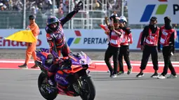 Pembalap Prima Pramac Racing, Jorge Martin unggul atas Pedro Acosta (GASGAS Tech3) dan pembalap Ducati Lenovo Francesco Bagnaia. (BAY ISMOYO/AFP)