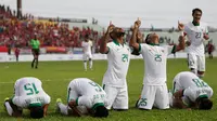 Para pemain Indonesia merayakan gol yang dicetak oleh Marinus Wanewar ke gawang Timor Leste di Stadion Selayang, Selangor, Minggu (20/8/2017). Indonesia sementara Unggul 1-0 atas Timor Leste. (Bola.com/Vitalis Yogi Trisna)