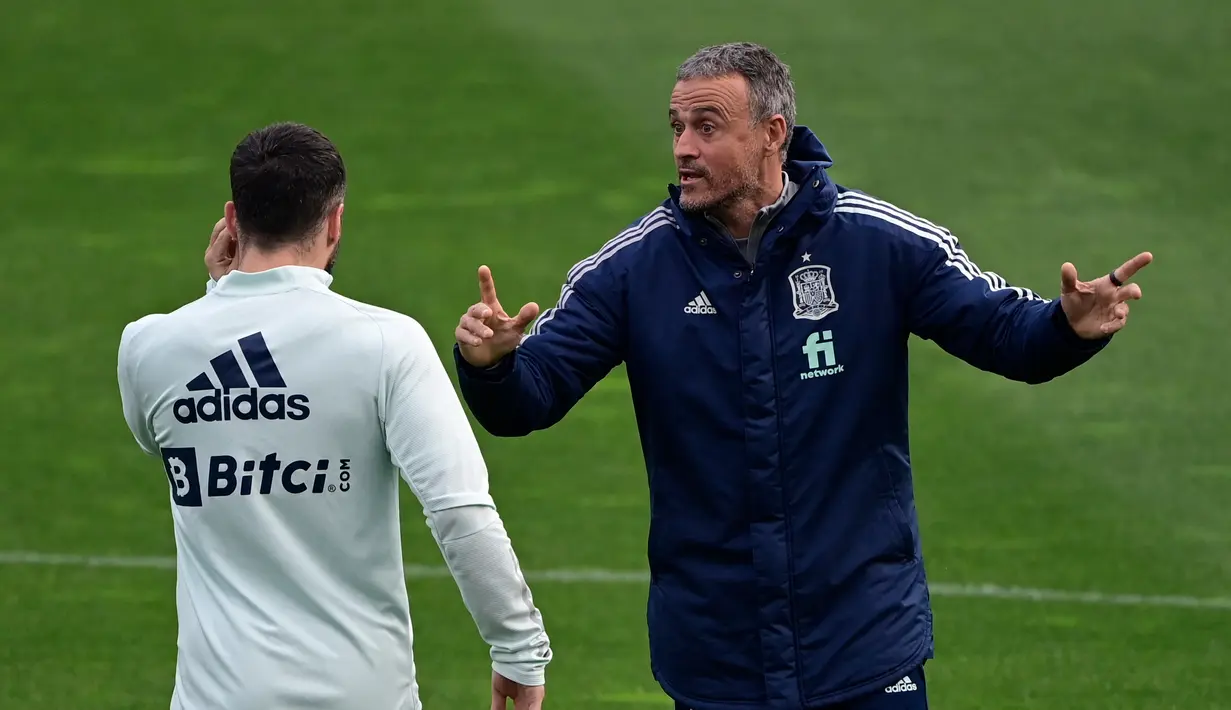 Pelatih Luis Enrique (kanan) berbicara dengan bek Spanyol Dani Carvajal selama sesi latihan di La Coruna, Senin (28/3/2022).  Spanyol akan beruji coba melawan Islandia pada pertandingan International Friendly di Stadion Riazor, Rabu 30 Maret 2022 dini hari WIB. (JAVIER SORIANO/AFP)