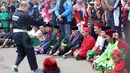 Para Pendekar Betawi saat menyaksikan gerakan Silat Betawi di Kawasan Senayan,Jakarta, Minggu (8/11/2015). Kegiatan ini merupakan  bagian dari Silahturahmi Main Pukul Betawi. (Bola.com/Nicklas Hanoatubun)