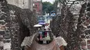 Pengunjung berjalan di Templo Mayor di kota Meksiko, (12/8). Templo Mayor merupakan bagian dari pusat sejarah kota Meksiko, yang dimasukan ke Daftar Warisan Dunia UNESCO pada tahun 1987. (AFP Photo/Rodrigo Arangua)