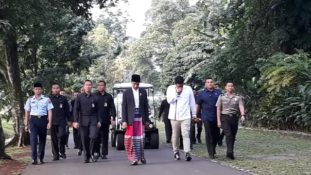 Ditemani Menantunya, Jokowi Jalan Kaki Menuju Tempat Salad Id