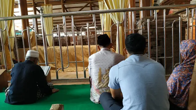 Peziarah di Makam Mbah Wasil (Dian Kurniawan/Liputan6.com)