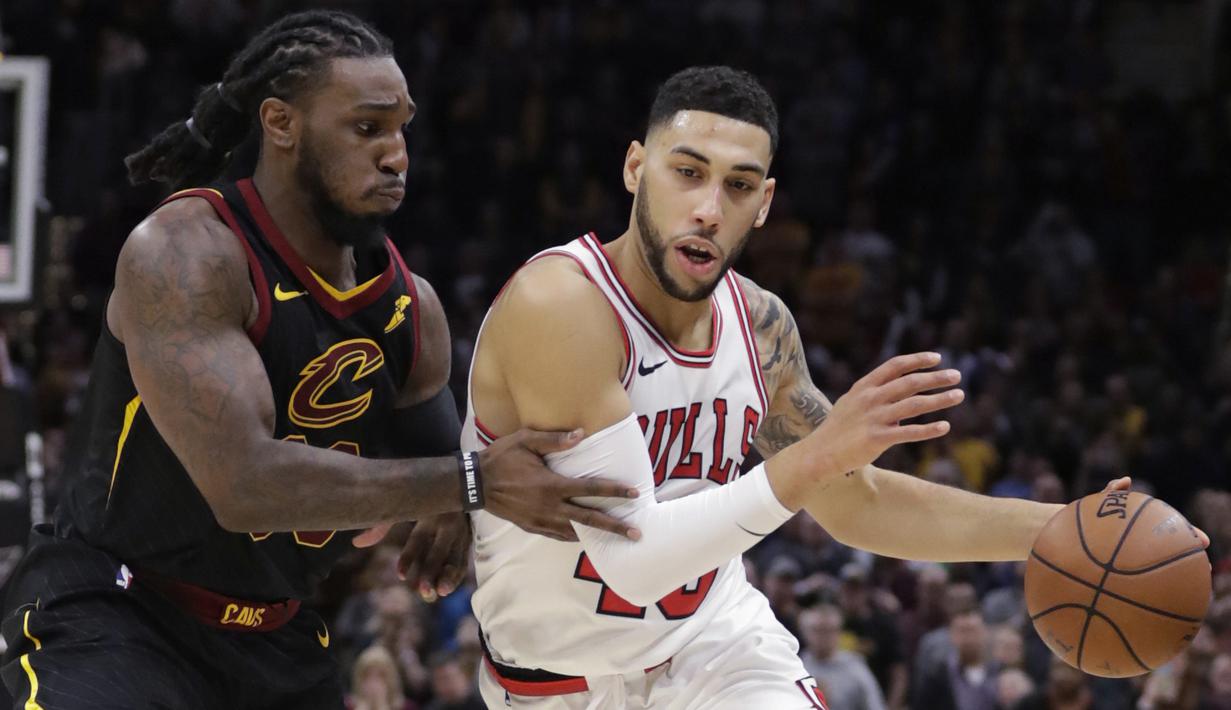 Pemain Chicago Bulls, Denzel Valentine (kanan) mencoba keluar dari tekanan pemain Cleveland Cavaliers, Jae Crowder (kiri) pada laga NBA basketball game di Quicken Loans Arena, Cleveland, (21/12/2017). Cleveland menang 115-112.  (AP/Tony Dejak)