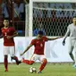 Gelandang Indonesia, Evan Dimas, menendang bola saat pertandingan persahabatan melawan Guyana di Stadion Patriot, Bekasi, Sabtu (25/11/2017). Indonesia menang 2-1 atas Guyana. (Bola.com/M Iqbal Ichsan)