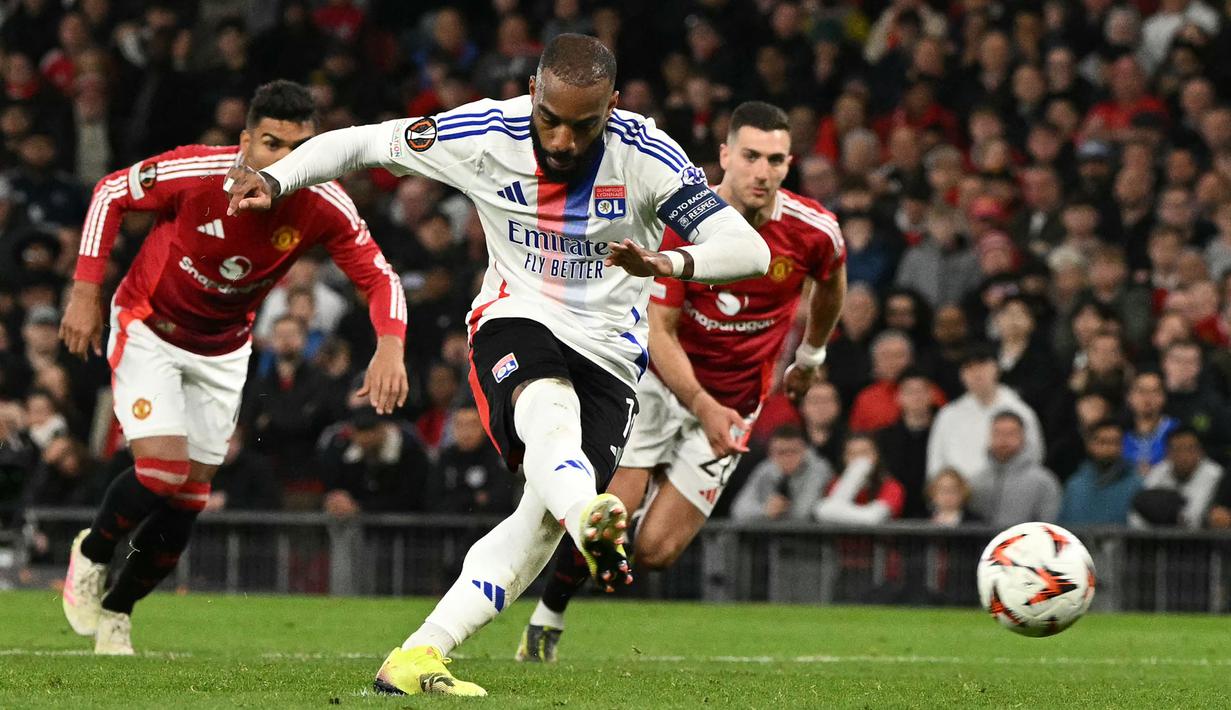 Pemain Lyon, Alexandre Lacazette mencetak gol ke gawang Manchester United dalam laga lanjutan Liga Europa 2024/2025 di Old Trafford, Manchester, Inggris, Jumat (18/04/2025) dini hari WIB. (AFP/Oli Scarff)