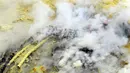 Kepulan asap dari salah satu areal penambangan sulfur/belerang yang ada di kawah Gunung Ijen, Jawa Timur, (20/10/2014). (Liputan6.com/Helmi Fithriansyah)
