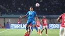 <p>Pemain Persib Bandung, Febri Hariyadi (depan) berduel udara dengan pemain Bali United, Ricky Fajrin pada laga leg kedua semifinal Championship Series BRI Liga 1 2023/2024 di Stadion Si Jalak Harupat, Soreang, Kabupaten Bandung, Sabtu (18/5/2024). (Bola.com/Abdul Aziz)</p>