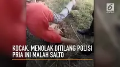 Seorang pemuda menangis menolak untuk ditilang. Alih-alih dikasihani, ia malah melakukan aksi salto di hadapan Polisi.