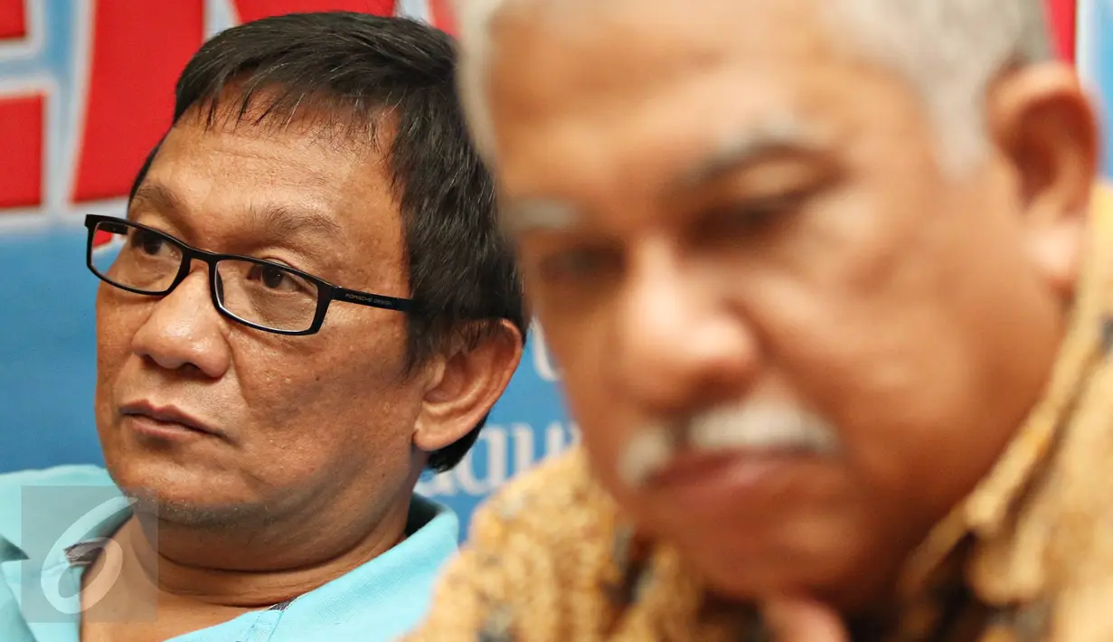 Anggota DPR F-Hanura Inaz Nasrullah menjadi pembicara pada diskusi 'Freeport Bikin Repot' di Jakarta, Sabtu (21/11). Diskusi itu membahas kekisruhan antara pemerintah dengan Ketua DPR Setya Novanto terkait kontrak Freeport (Liputan6.com/Immanuel Antonius)
