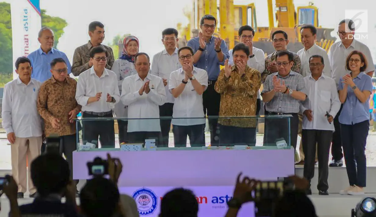 Presdir PT Astra International Prijono Sugiarto, Menristekdikti Mohamad Nasir Menperin Airlangga Hartarto dan jajaran Direksi, Eksekutif Grup Astra dan Pengurus Yayasan Astra Bina Ilmu foto bersama usai groundbreaking Kampus Polman Astra Delta Silicon, Bekasi, (10/5/2019). (Liputan6.com/HO/Ilham)
