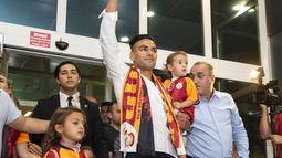 Striker Kolombia Radamel Falcao menyapa para suporter Galatasaray saat tiba di Bandara Ataturk di Istanbul (1/9/2019). Mantan striker Manchester United dan Chelsea ini dikontrak Galatasaray dengan transfer senilai 50 juta poundsterling. (AFP Photo/Yasin Akgul)