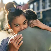 ilustrasi memeluk pasangan/copyright by mavo (Shutterstock)