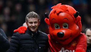 Ole Gunnar Solskjaer bersama maskot Manchester United. (AFP/Andrew Yates)