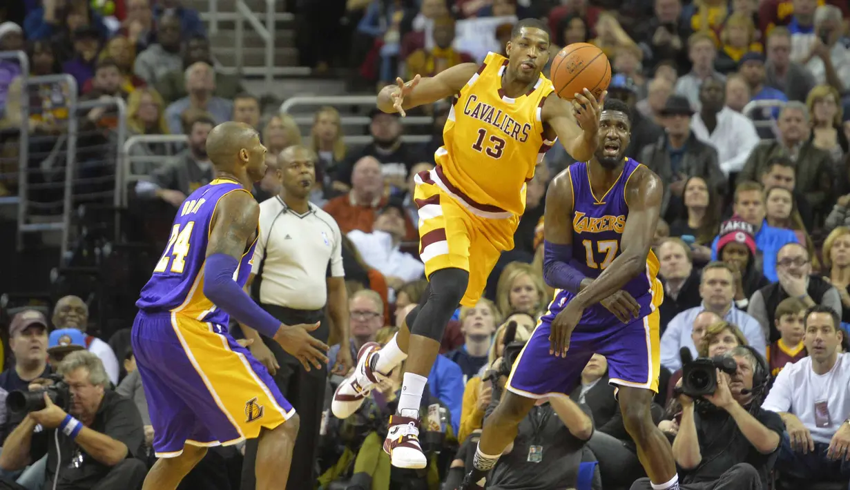 Pemain Los Angeles Lakers forward Kobe Bryant (24) mencoba menghalangi gerakan pemain  Cleveland Cavaliers, Tristan Thompson (13) pada laga NBA di Quicken Loans Arena, Kamis (11/2/2016) WIB.  (David Richard-USA TODAY Sports/Reuters)