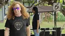 Personil Megadeth, Dave Ellefson berjalan bersiap jumpa pers di Yogyakarta, Jumat (26/10). Gitaris sekaligus vokalis Megadeth ini menyatakan mereka siap menampilkan performa spesial. (Liputan6.com/Bambang E.Ros)