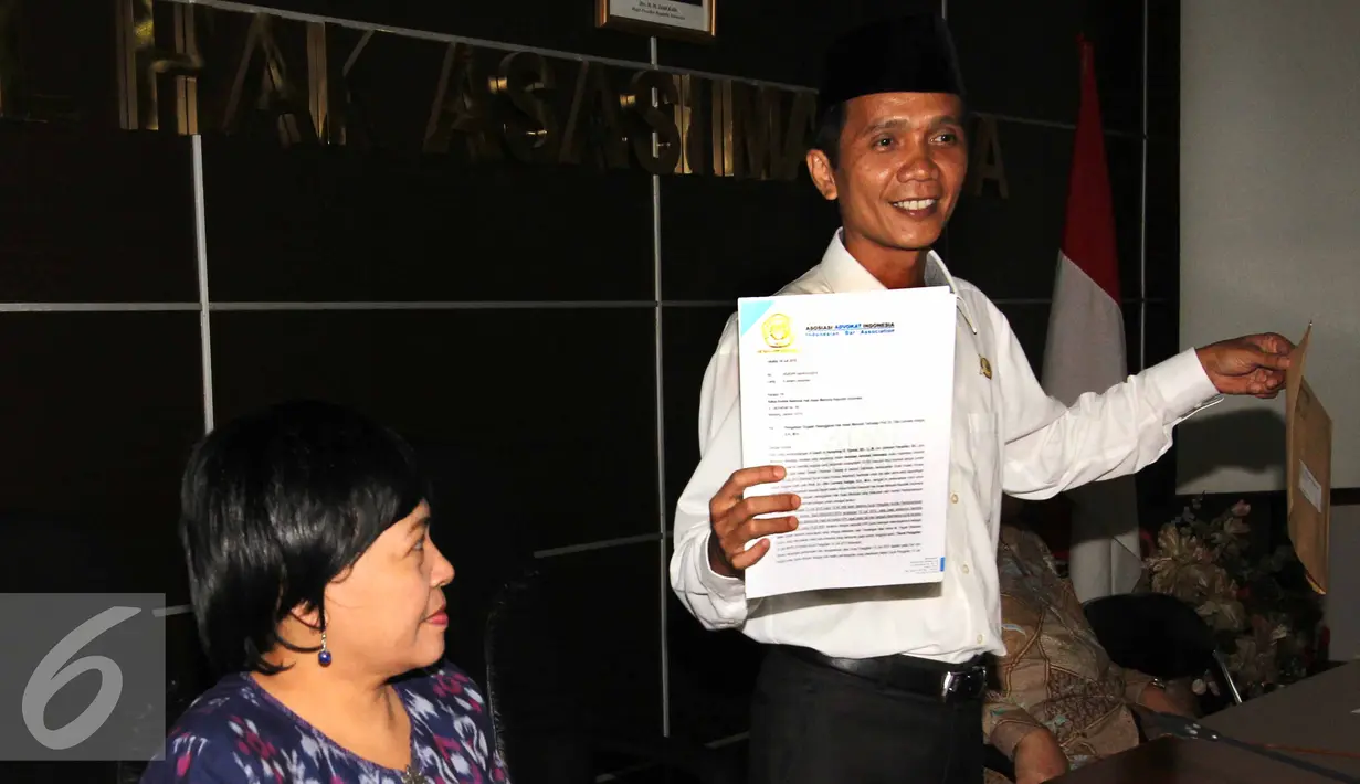 Ketua Komnas HAM Nur Kholis memperlihatkan laporan dari  Asosiasi Advokat Indonesia, Jakarta, Jumat (24/7/2015). Nur Kholis berjanji akan mempelajari laporan tersebut dan akan menemui pimpinan KPK untuk berkoordinasi. (Liputan6.com/Helmi Afandi)