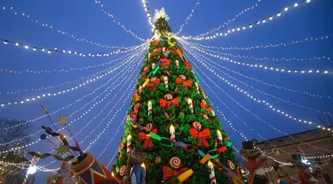 Beragam dekorasi terlihat di pasar Natal di St. Petersburg, Rusia (20/12/2020). Pasar Natal tersebut dibuka pada 19 Desember dan akan digelar sampai 10 Januari tahun depan. (Xinhua/Irina Motina)