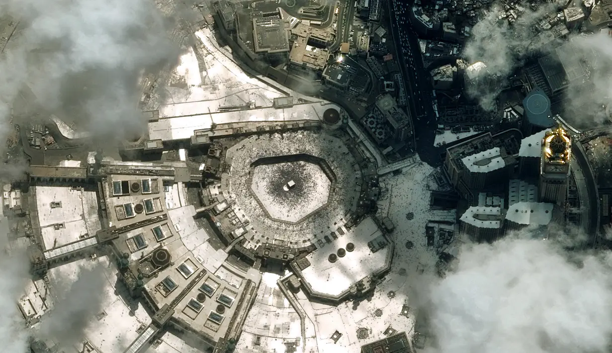 Gambar satelit menunjukkan pemandangan Masjidil Haram di Kota Suci Mekkah, Arab Saudi, 12 Agustus 2019. Masjidil Haram mampu menampung 820.000 jemaah ketika musim haji dan bisa bertambah menjadi dua juta jemaah ketika salat Id. (AIRBUS DEFENSE AND SPACE/AFP)