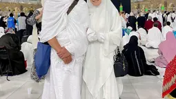 Dengan mengenakan kain ihram, pasangan suami istri ini berfoto di depan Kabah. Meggy mengaku akhirnya mimpinya bisa terwujud berangkat melaksanakan umrah bersama dengan sang suami, Mamad Muhammad.
(Liputan6.com/IG/@meggywulandari_real)