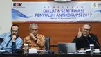 Mantan pimpinan KPK, Bambang Widjojanto (kanan) menyampaikan pandangan kepada peserta Diklat & Sertfikasi Penyuluh Antikorupsi di Gedung KPK, Jakarta, Senin (27/11). Acara diikuti dari berbagai instansi. (Liputan6.com/Helmi Fithriansyah)