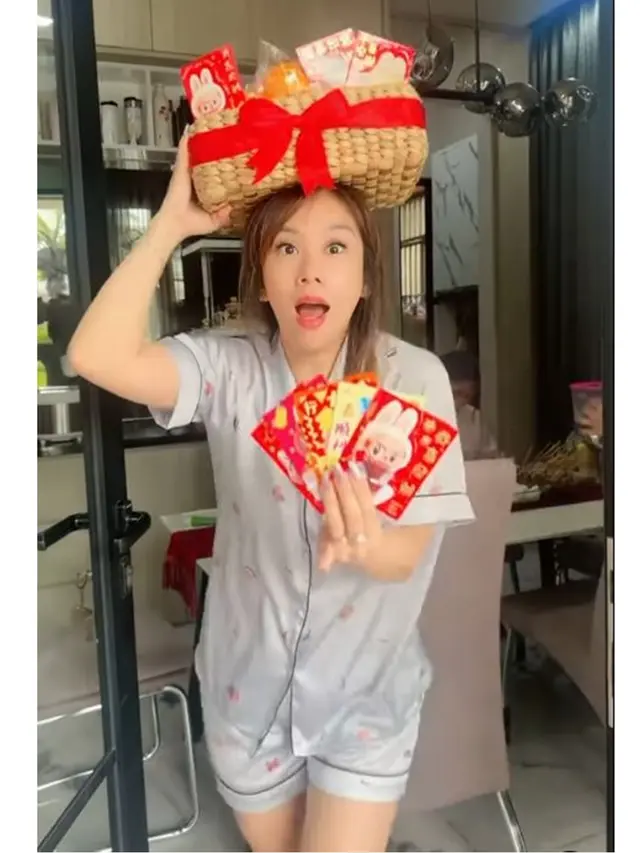 6 Potret Rumah Cherly Juno Kebanjiran di Momen Imlek, Terpeleset saat Bawa Angpao