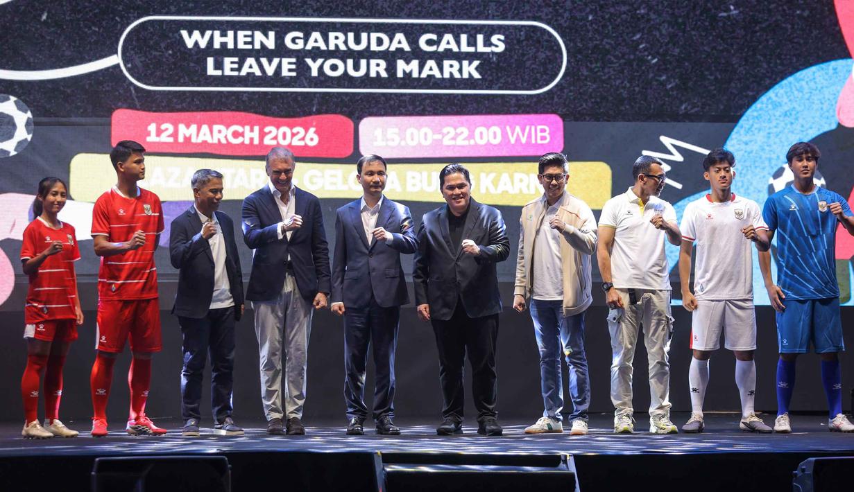 Kostum perang Garuda edisi 2025 itu memiliki makna dan filosofi mendalam yang memadukan warisan budaya dengan teknologi canggih dalam proses pembuatannya. Tampak dalam foto, Ketua Umum Persatuan Sepak Bola Seluruh Indonesia (PSSI), Erick Thohir (keenam kiri) saat menghadiri peluncuran jersey terbaru Timnas Indonesia di Plaza Utara Stadion Utama Gelora Bung Karno (SUGBK), Jakarta, Kamis (12/3/2026) malam. (Bola.com/Bagaskara Lazuardi)