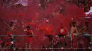 Penonton bereaksi usai Tim Putih mengalahkan Tim Merah saat pertandingan Calcio Storico Fiorentino di Piazza Santa Croce di Florence, Italia (24/6). (AFP Photo/Filippo Monteforte)