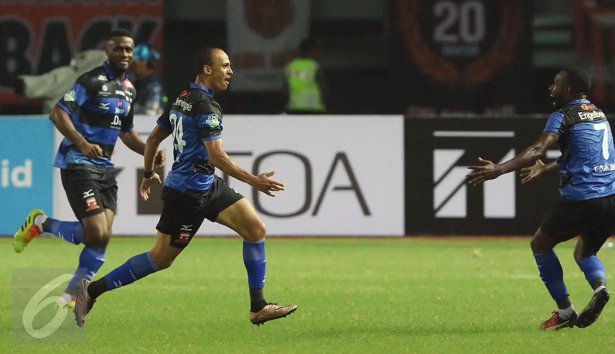 Penyerang Madura United, Peter O Odemwingie (tengah) berlari merayakan golnya ke gawang Persija saat laga lanjutan Liga 1 di Stadion Patriot Candrabhaga, Bekasi, Kamis (4/5). Persija kalah 0-1 dari Madura United. (Liputan6.com/Helmi Fithriansyah)