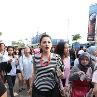 Ribuan penonton memadati Indonesia Convention Exhibition (ICE), Bumi Serpong Damai (BSD), untuk melihat aksi penyanyi Selena Gomez. Kedatangan pertama kali di Indonesia itu mendapat sambutan luar biasa dari Selenator. (Adrian Putra/Bintang.com)