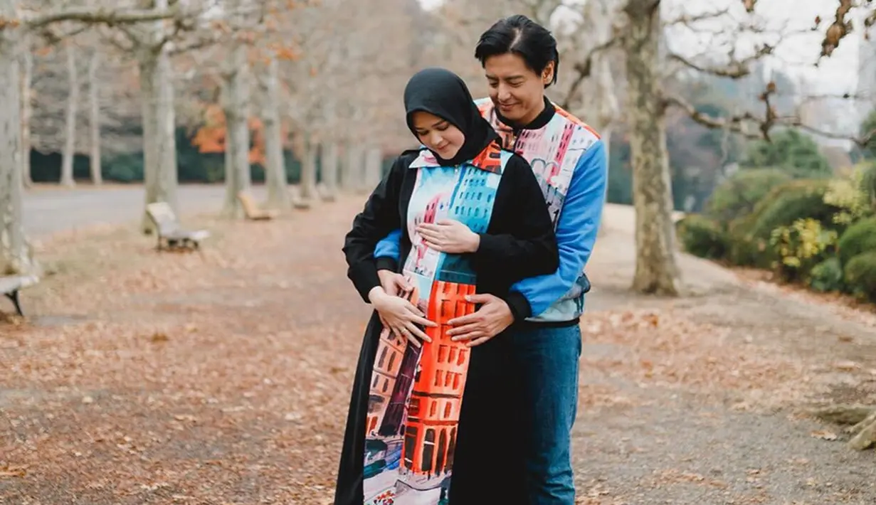 Bahkan, saat pasangan ini tengah berlibur di luar negeri, keduanya juga terlihat menggunakan baju couple. Raut wajah bahagia pun terlihat di setiap unggahan foto pada akun Instagram masing-masing. (Liputan6.com/IG/@rogerojey)