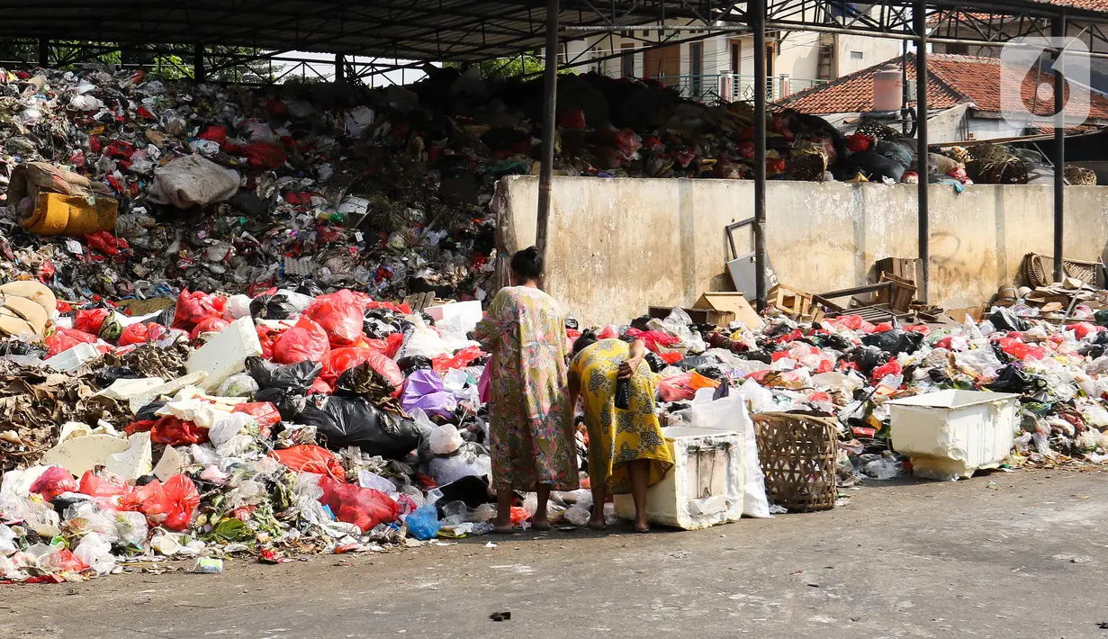 Warga beraktivitas di dekat Tempat Pembuangan Sampah Sementara (TPSS), Pancoran Mas, Depok, Jawa Barat, Kamis (13/7/2023). (Liputan6.com/Herman Zakharia)
