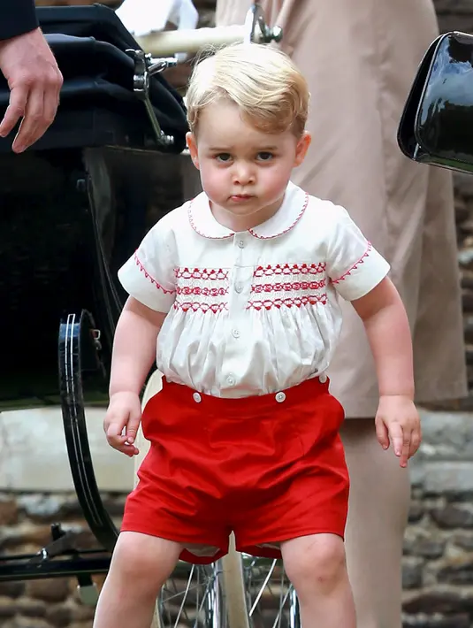 Ekspresi menggemaskan Pangeran George usai upacara pembaptisan sang adik, Putri Charlotte di Gereja St. Mary Magdalene, Sandringham, Inggris, Minggu (5/7/2015). (REUTERS/Chris Jackson/Pool)