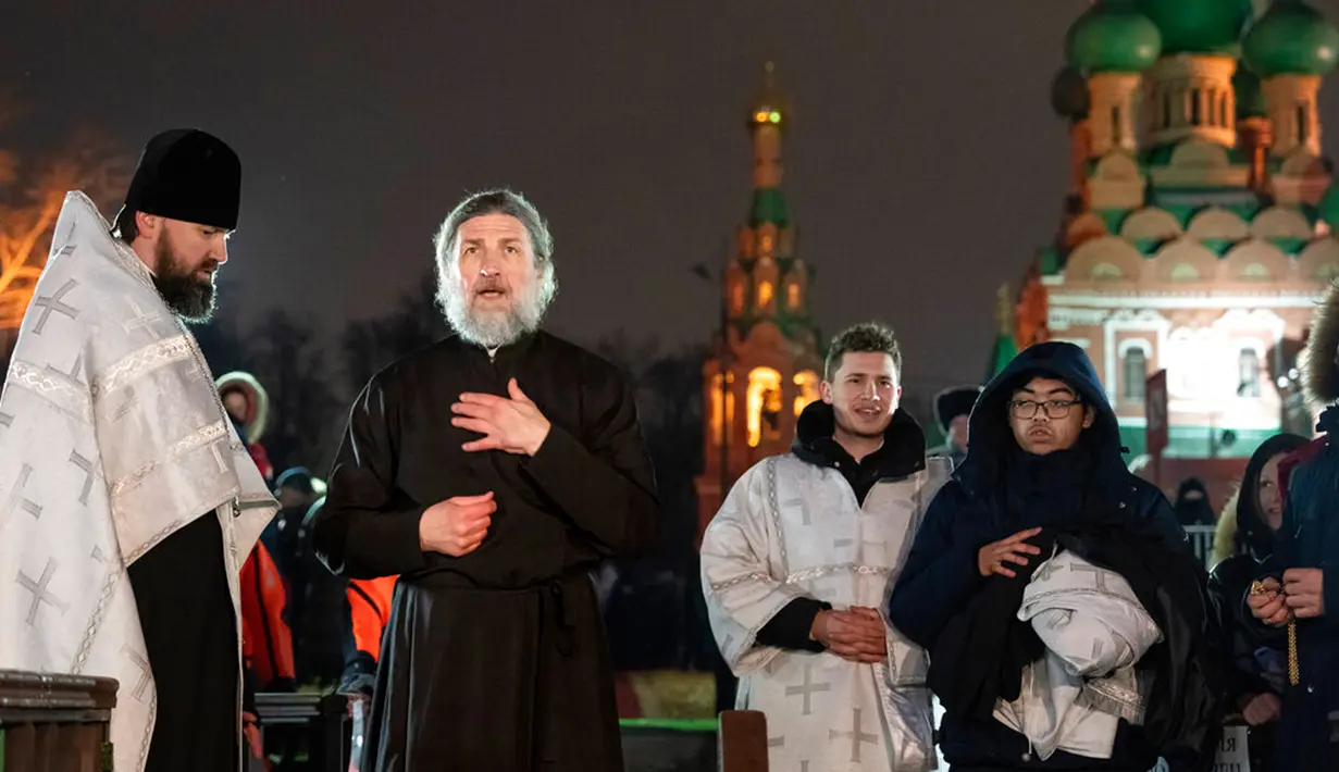 Seorang pendeta Kristen Ortodoks mempersiapkan diri untuk mandi dalam air es saat perayaan Epiphany di Gereja Tritunggal Mahakudus, Ostankino, Moskow, Rusia, 18 Januari 2023. Penganut Kristen Ortodoks di Rusia merayakan Hari Raya Epiphany dengan membenamkan diri ke dalam air dingin untuk memperingati pembaptisan Yesus Kristus di Sungai Yordan. (AP Photo/Alexander Zemlianichenko)