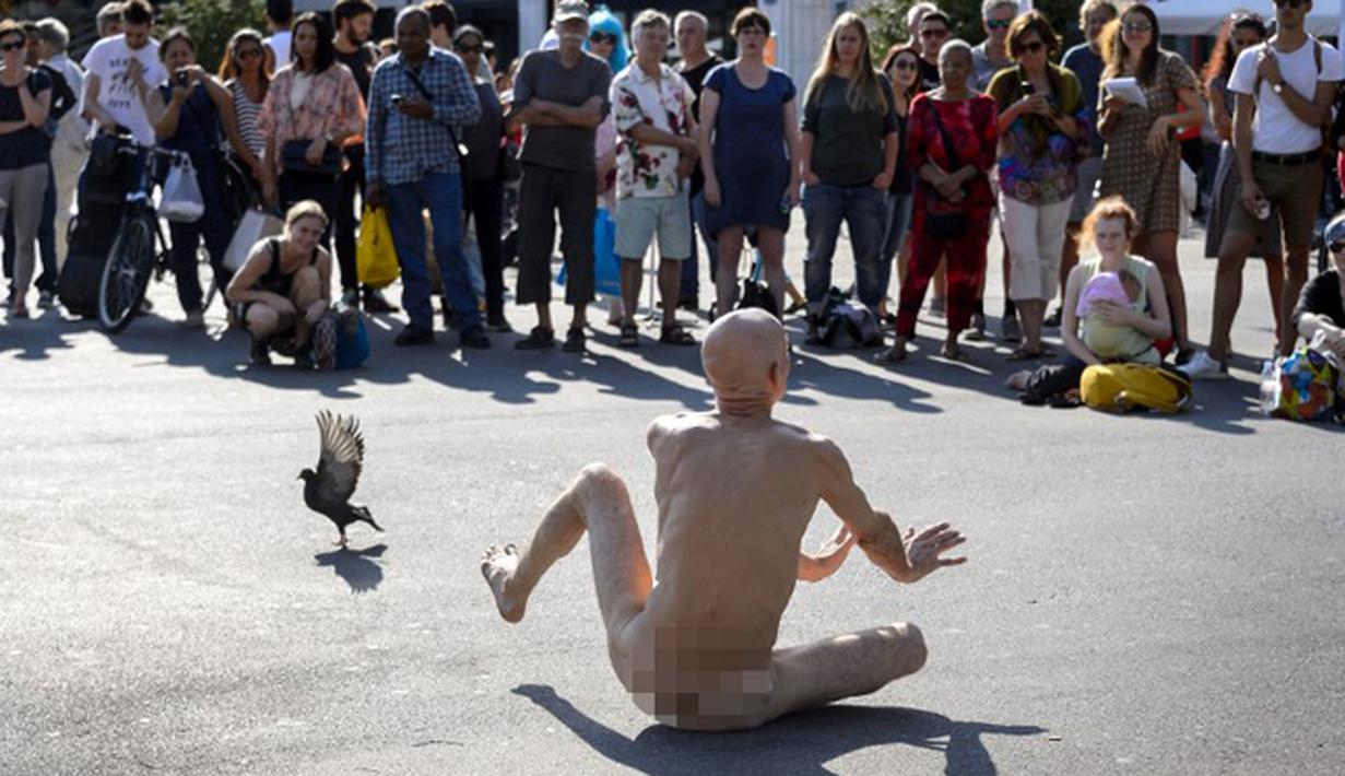 Seorang seniman Swiss, Imre Thormann beraksi di jalanan Kota Biel, Swiss, Jumat (21/8/2015). Festival ini berlangsung dari 21-22 Agustus dan diikuti oleh 17 seniman seluruh Eropa. (AFP PHOTO/Fabrice Coffrini)