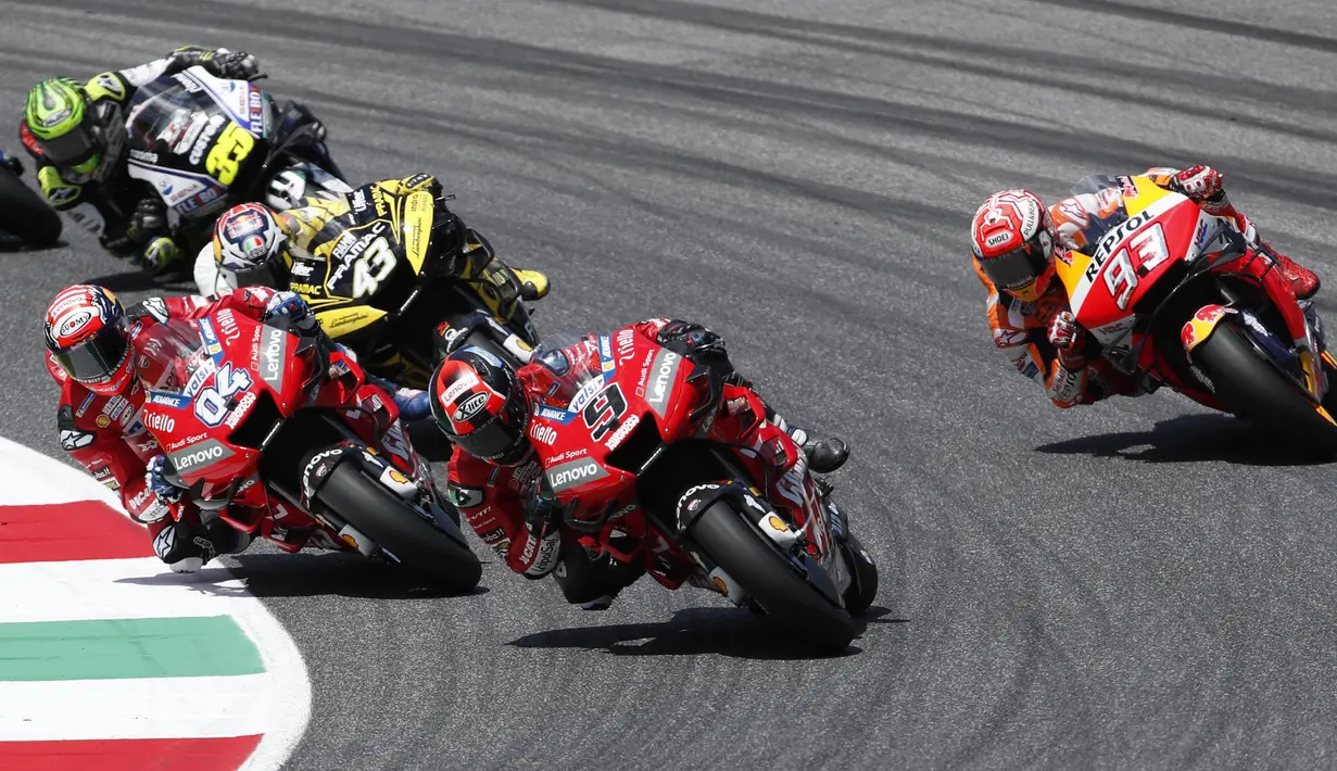 Pebalap Ducati, Danilo Petrucci memimpin balapan MotoGP Italia 2019 di Sirkuit Mugello, Minggu (2/6). Petrucci finis pertama dengan catatan waktu 41 menit 33,794 detik. (AP/Antonio Calanni)