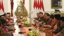 Presiden Joko Widodo saat bertemu dengan asosiasi pengusaha mikro, kecil dan menengah di Istana Merdeka, Jakarta, Selasa (18/6/2019). Berbagai peluang yang ada harus digunakan sebaik-baiknya, baik di usaha jasa, perdagangan, industri kecil, maupun industri menengah. (Liputan6.com/Angga Yuniar)