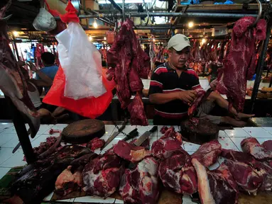 Akvifitas tempat pemotongan daging sapi dan kambing di pasar senen, Jakarta, Selasa (18/11/2014). (Liputan6.com/Johan Tallo)