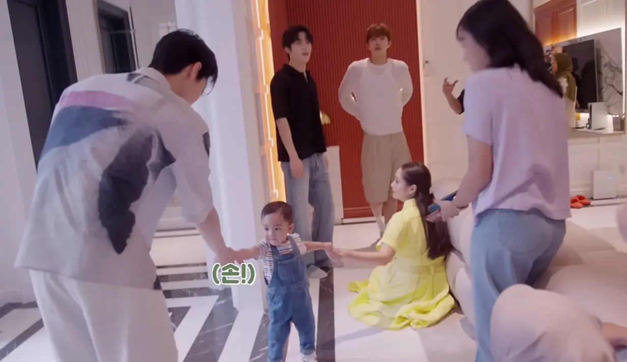 Setelah melakukan banyak usaha, akhirnya Cipung luluh juga. Dengan sendirinya dia menghampiri Doyoung dengan antusias. Benar-benar interaksi yang menggemaskan! (Foto: YouTube/ NCT)