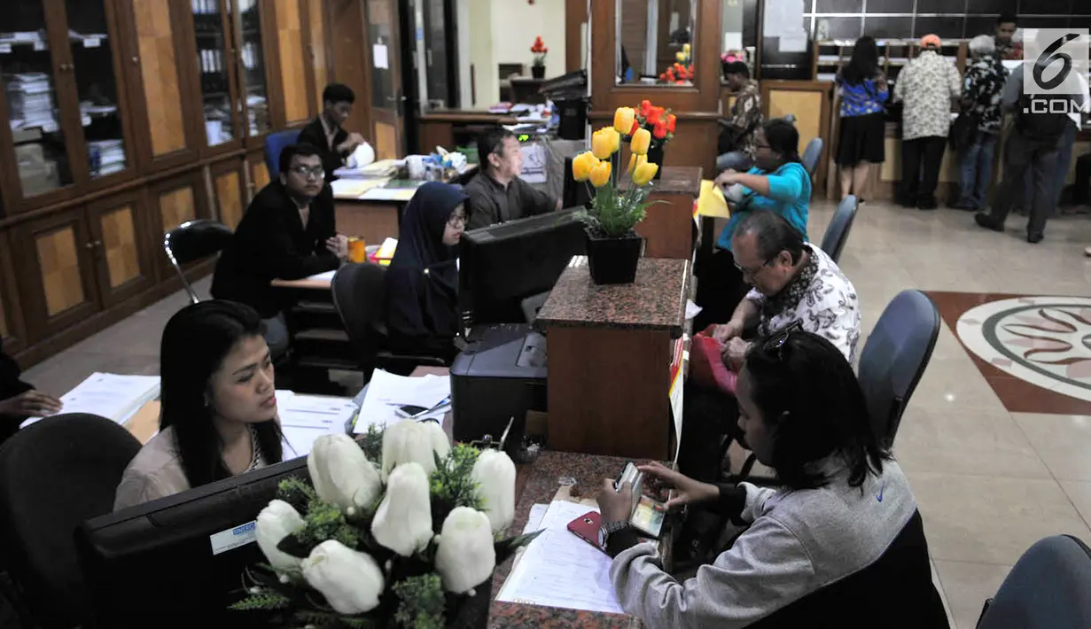 Suasana saat para wajib pajak melaporkan SPT di Kantor Pelayanan Pajak Pratama Jakarta, Kamis (29/3). Lonjakan wajib pajak terjadi jelang batas akhir penyampaian laporan SPT PPh orang pribadi yang jatuh pada 31 Maret 2018. (Merdeka.com/Iqbal Nugroho)