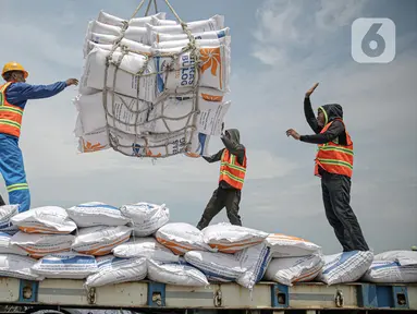 Pekerja melakukan aktivitas bongkar muat beras impor di Pelabuhan Tanjung Priok, Jakarta, Jumat (16/12/2022). Perum Bulog mendatangkan 5.000 ton beras impor asal Vietnam guna menambah cadangan beras pemerintah (CBP) yang akan digunakan untuk operasi pasar. (Liputan6.com/Faizal Fanani)